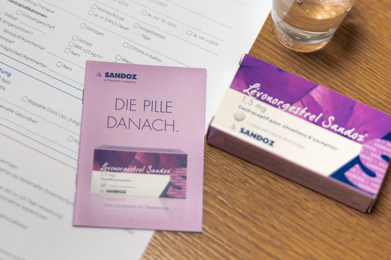 Packung Pille danach liegt auf einem Formular, das auf dem Tisch liegt.