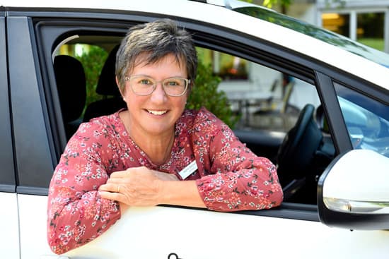 Mitarbeiterin in Auto